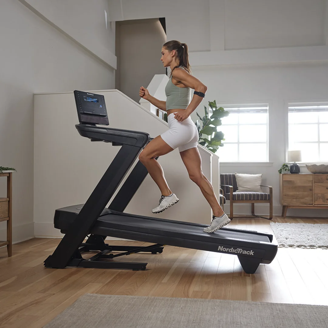 NordicTrack Commercial LE traka za trčanje | 7-inčni LCD zaslon, Brzina do 20 km/h, Nagib −3 do 12 % | Trenirajte prema vlastitom planu - Slika 2